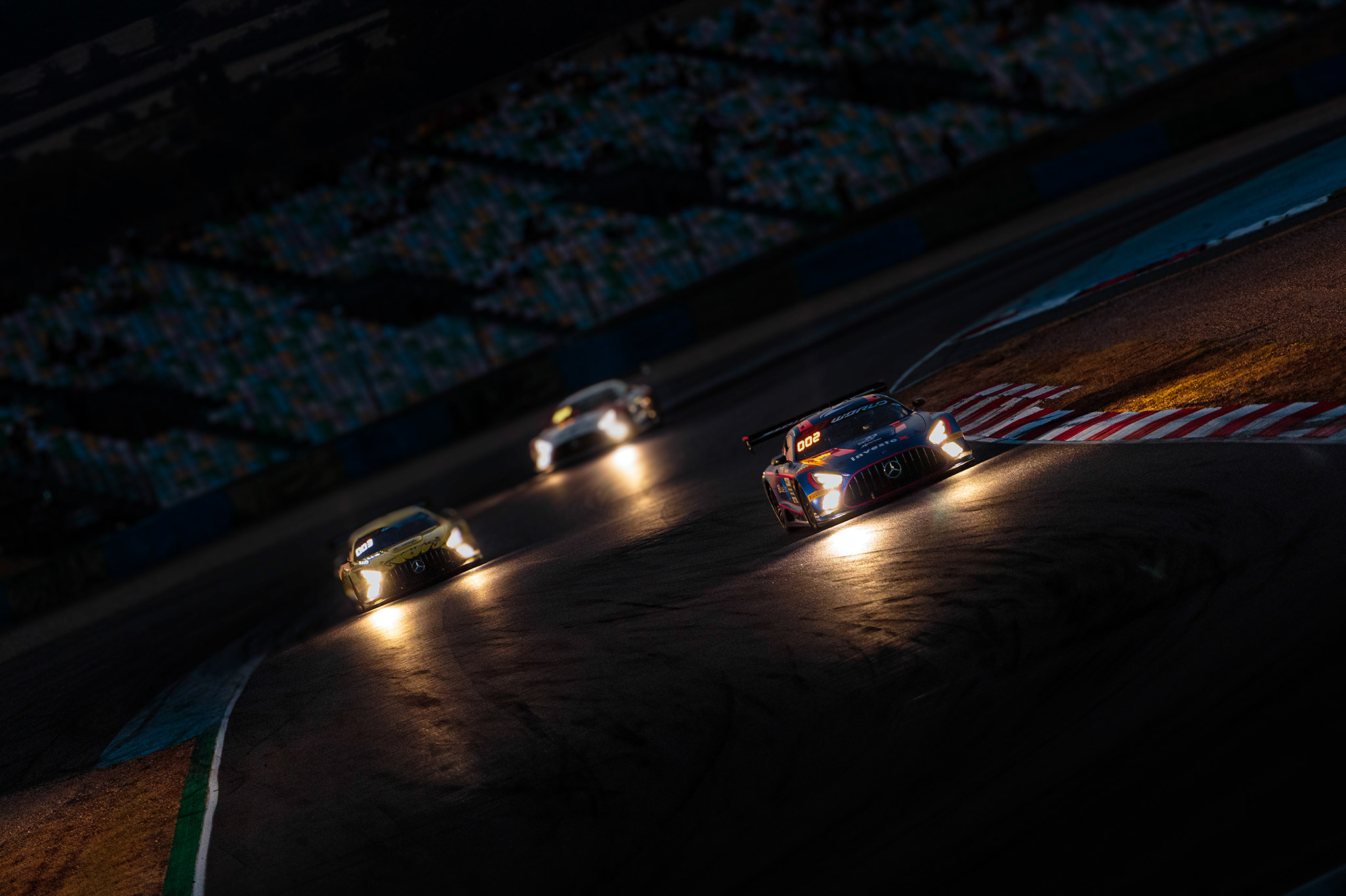 Voitures de course sur circuit