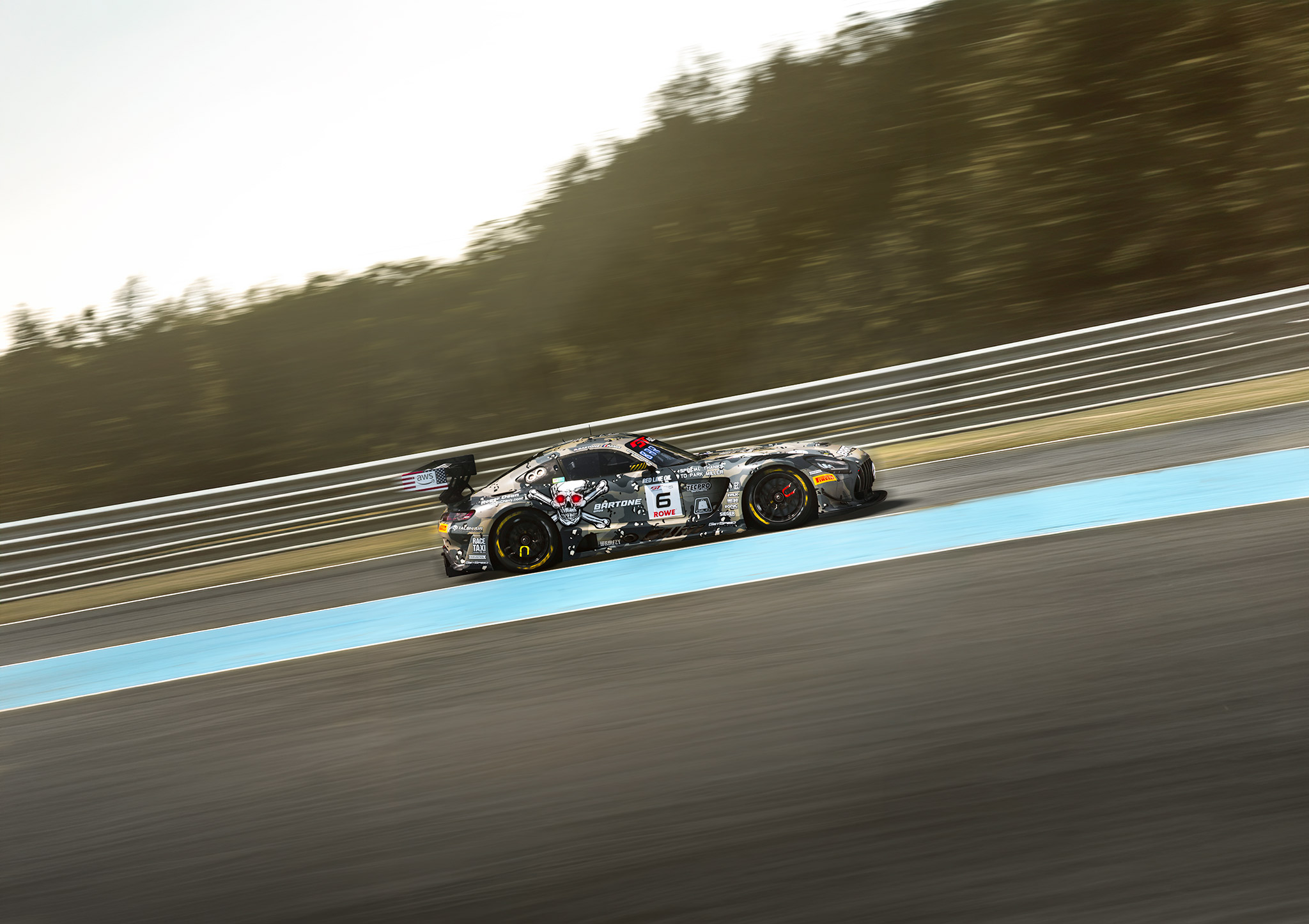Voiture de course en mouvement